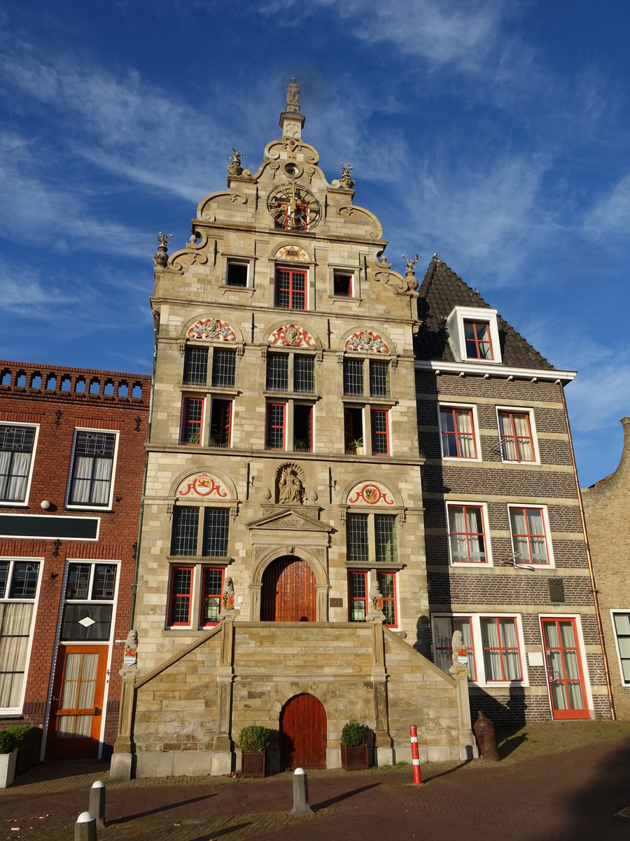 Brouwershaven, altes Rathaus von 1599, Natursteinverkleidung von 1890.  Doppeltreppe mit Wappen von Seeland und Brouwershaven (25.08.2016)