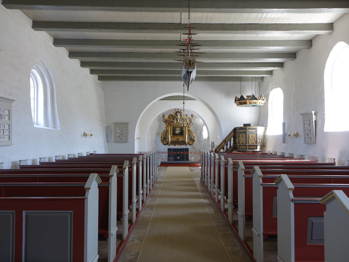 Brovst, Kanzel und Altar in der romanischen Ev. Kirche (08.06.2018)