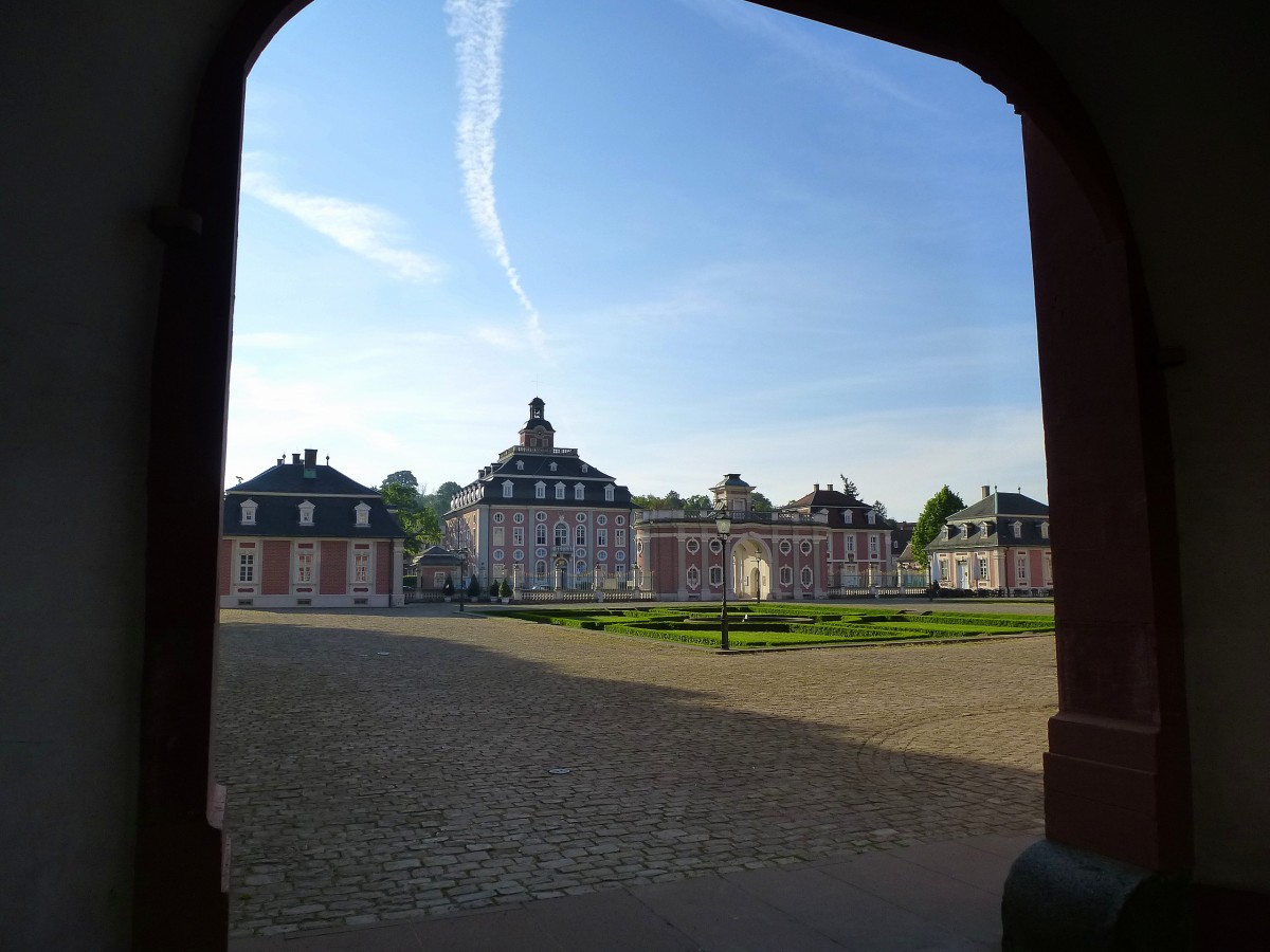 Bruchsal, Blick aus dem rechten Torhaus ber den Ehrenhof zur Schlokanzlei, April 2014