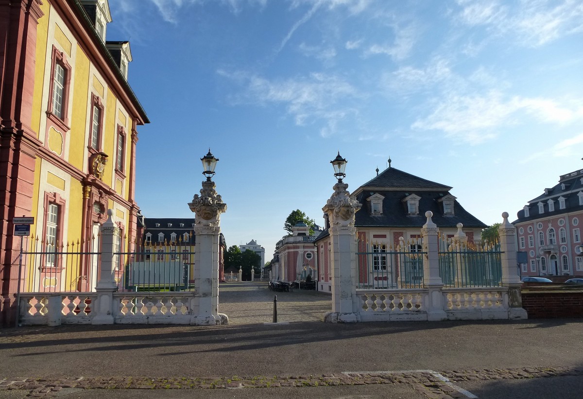 Bruchsal, Blick ber den Ehrenhof und die angrenzenden Schlobauten, April 2014