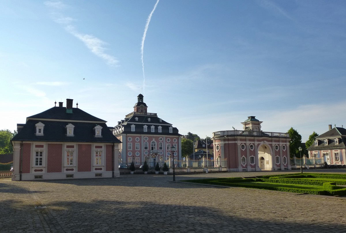 Bruchsal, Blick ber den Ehrenhof des Schloes zum Torgebude, danben in der Mitte die ehemalige Schlokanzlei, April 2014