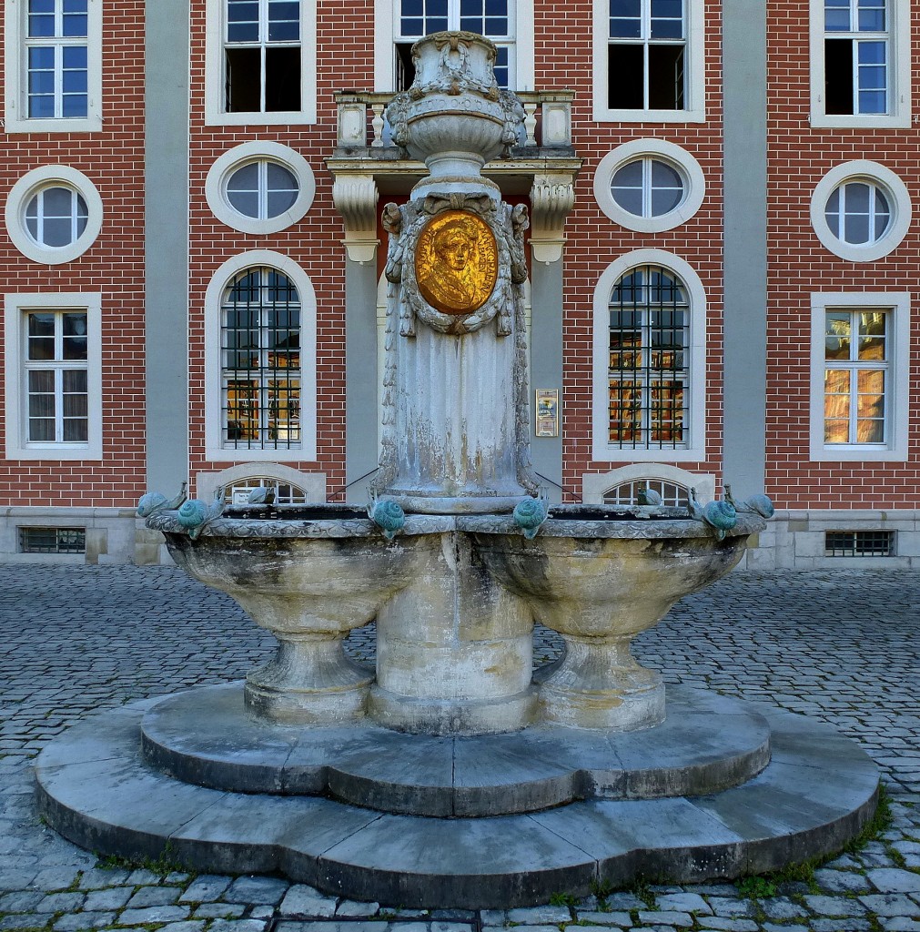 Bruchsal, Brunnen vor der ehemaligen Schlokanzlei, April 2014