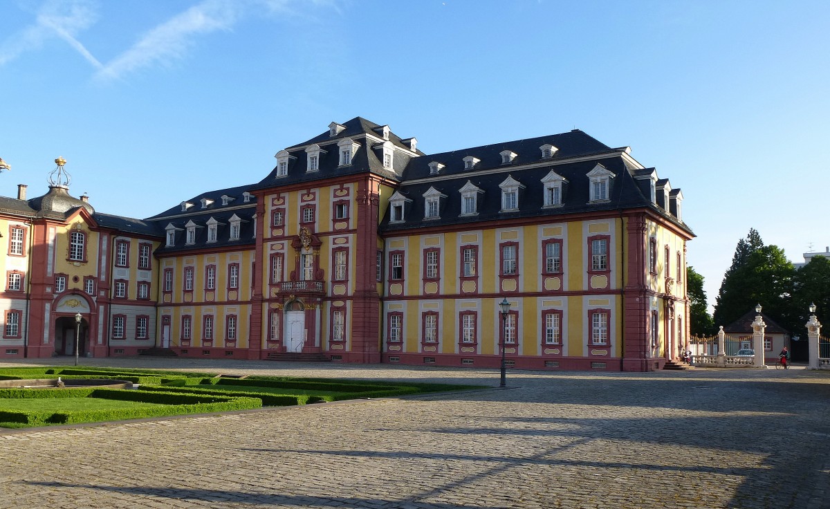 Bruchsal, der Kammerflgel mit Musiksaal, Baubeginn war 1722, beherbergt heute das Amtsgericht, April 2014