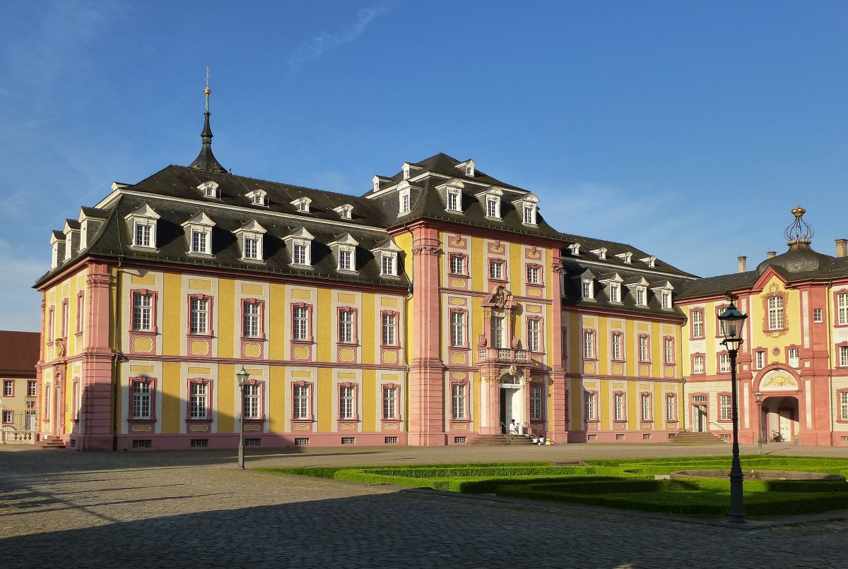 Bruchsal, der Kirchenflgel beherbergt die Hofkirche, Baubeginn war 1720, der erste Gottesdienst fand 1740 statt, April 2014