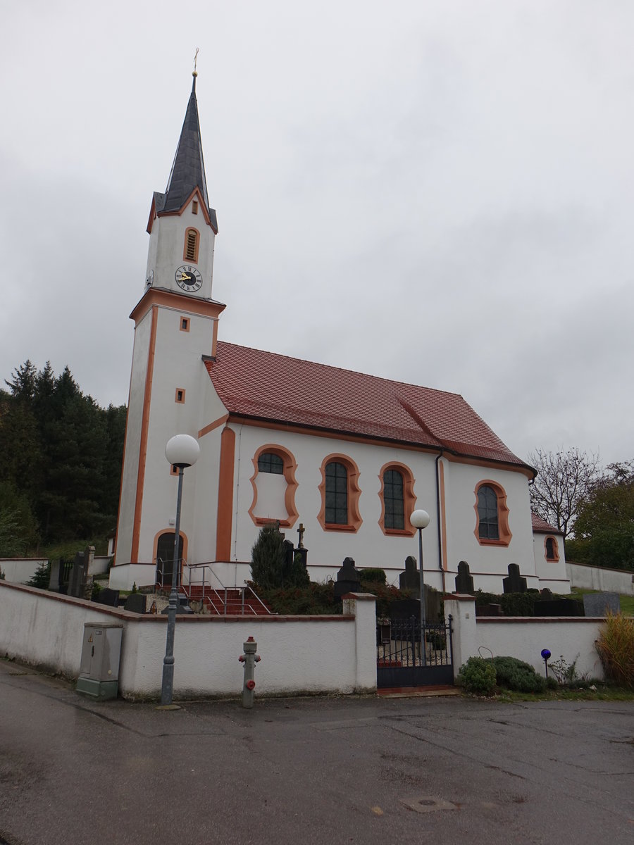 Bruckbach, Filialkirche St. Johannes der Tufer, Saalkirche mit eingezogenem Chor und Westturm, Rokokobau, erbaut im 18. Jahrhundert (06.11.2016)