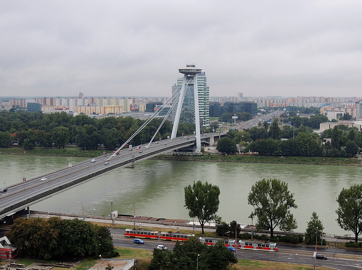 Brcke des Slowakischen Nationalaufstandes berspannt mit einer Gesamtlnge von 430,8mtr. die Donau in BRATISLAVA; 130828