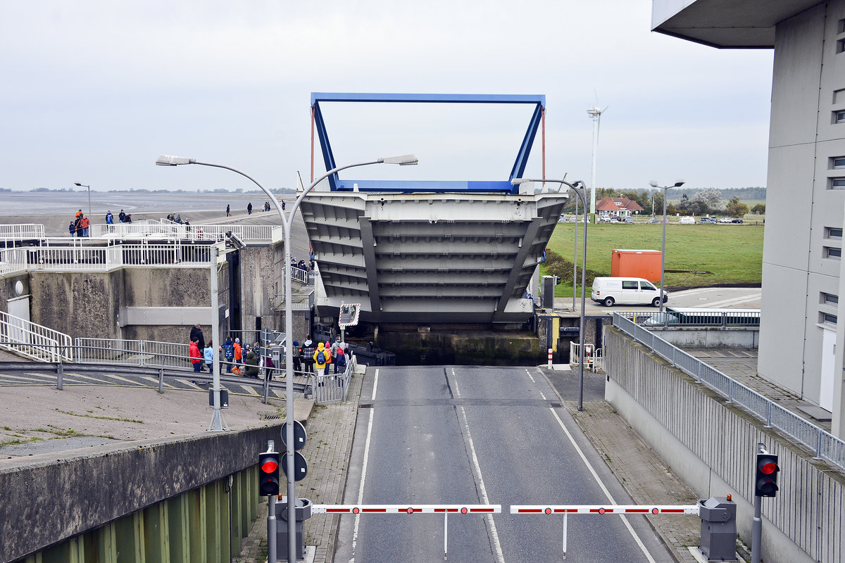 Brcke geffnet am Eidersperrwerk nrdlich von Wesselburen. Aufnahme: 20. Oktober 2020.