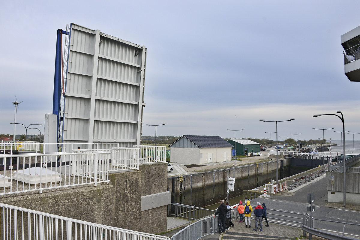 Brcke Hoch am Eidersperrwerk, Wesserlburenerkoog, Bsm-Wesselburen. Aufnahme: 20. Oktober 2020.