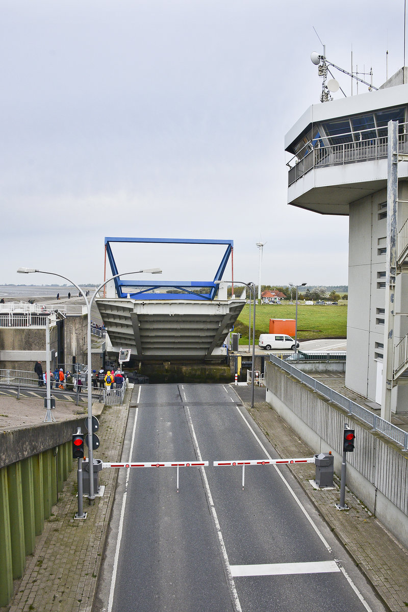 Brcke hoch - die Landesstrae 305 zwischen Eiderstedt nd Dithmarschen ist am Eidersperrwerk gesperrt. Aufnahme: 20. Oktober 2020.