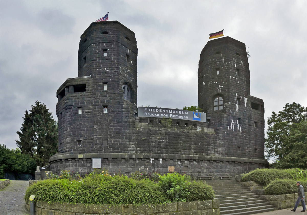 Brcke von Remagen (ehem. Brckenpfeiler), linksrheinisch, mit dem Friedensmuseum. 23.06.2018