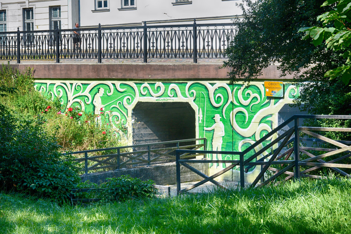 Brcke ber den Dzierżęcinka (deutsch: Mhlenbach) in Koszalin (Kslin). Aufnahme: 16. August 2020.