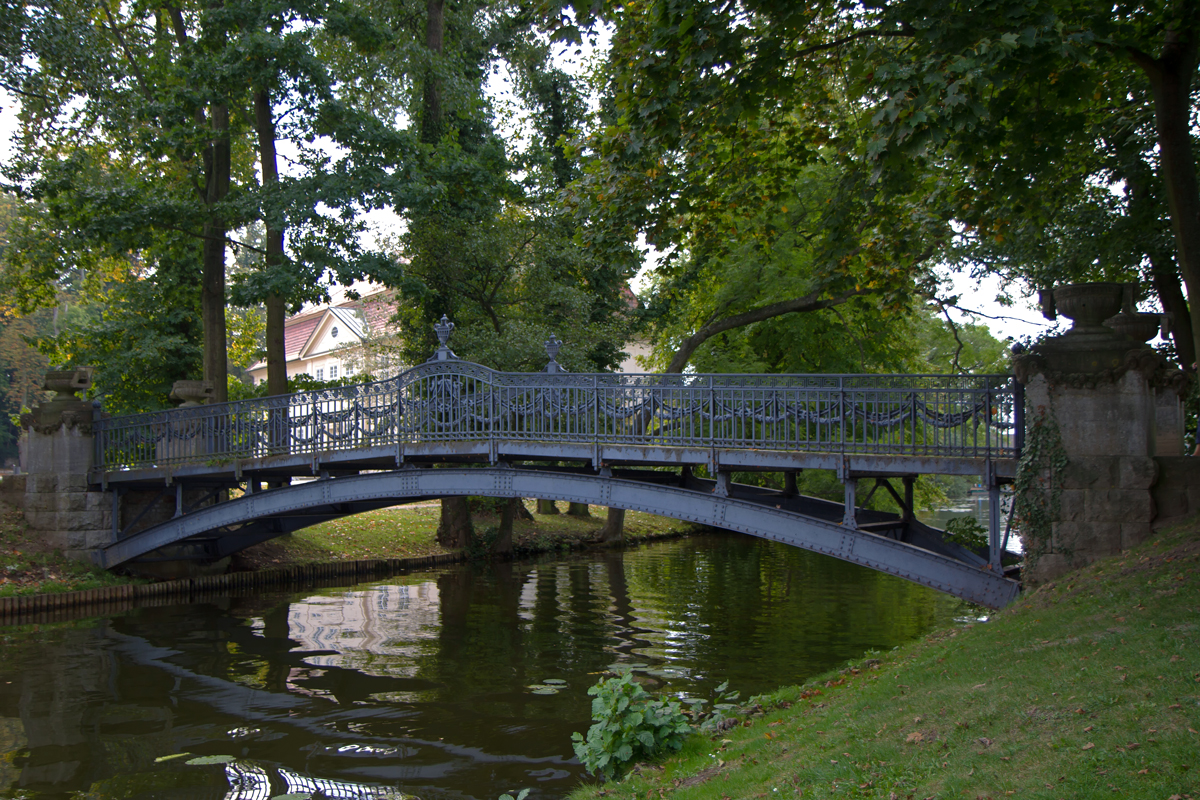 Brcke zur Liebesinsel im Schlosspark Mirow. - 20.09.2014