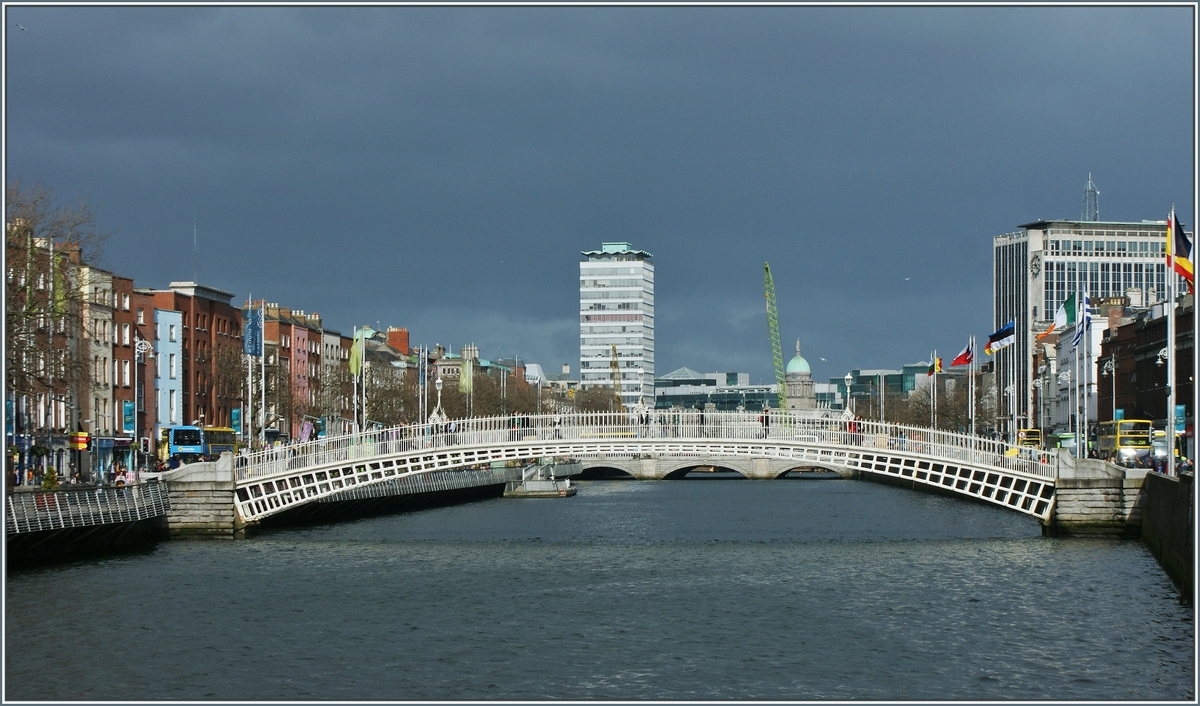 Brcken ber dem River Liffey prgen das Stadtbild von Dublin.
(14.04.2013)