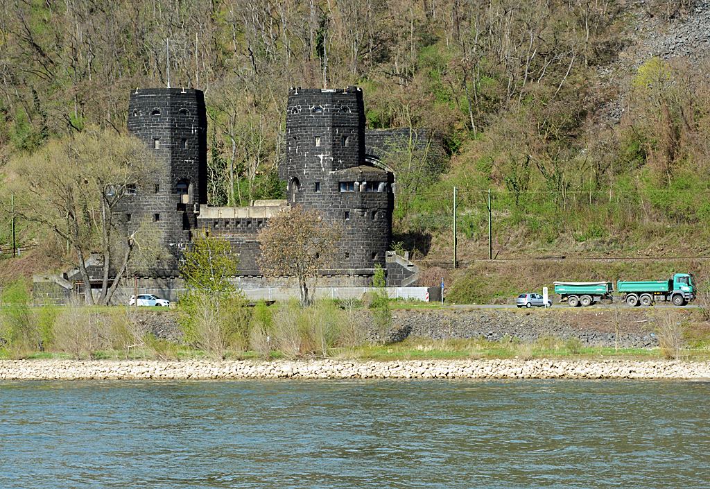 Brckenpfeiler (rechtsrheinisch) der ehemaligen Eisenbahnbrcke von Remagen - 28.03.2014