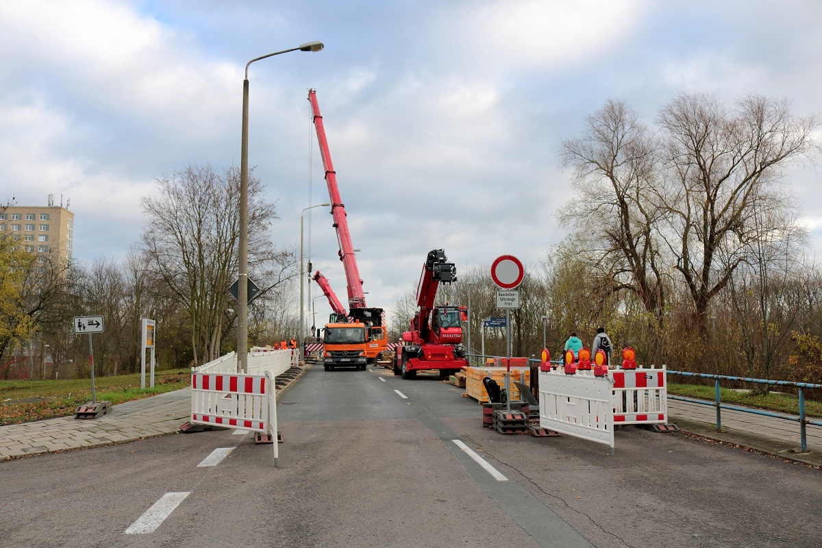 Brckensanierung in der Zscherbener Strae in Halle (Saale): Aufgrund der dortigen Baustelle war die Strae vom 6.11. bis zum 8.12.2017 gesperrt. Kraftfahrzeuge und die Buslinie 36 wurden umgeleitet. In diesem Bild herrscht reger Kraneinsatz. [26.11.2017 | 12:39 Uhr]