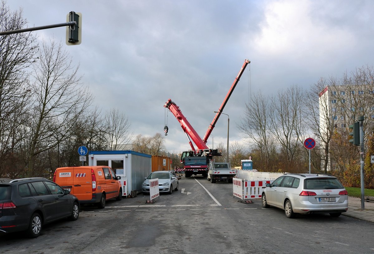 Brckensanierung in der Zscherbener Strae in Halle (Saale): Blick auf die fr den Verkehr nicht passierbaren Baustelle, whrend per Kran Arbeiten an der kurz vorher eingesetzten Hilfskonstruktion stattfinden. Aufgenommen nahe der Kreuzung Zollrain. [26.11.2017 | 12:50 Uhr]