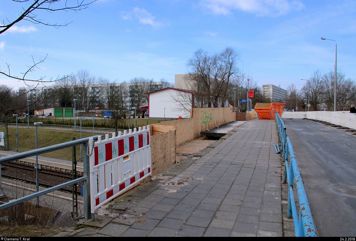 Brckensanierung in der Zscherbener Strae in Halle (Saale): Hier werden Gehweg erneuert und das Gelnder entfernt. Im Hintergrund befindet sich das Bethaus, ein ehemaliger Schafstall. [24.2.2018 | 10:41 Uhr]