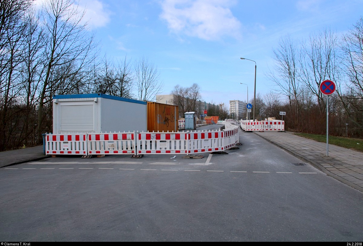 Brckensanierung in der Zscherbener Strae in Halle (Saale): Blick auf die fr den Verkehr nicht passierbaren Baustelle, an der seit dem 19.2.2018 wieder etwas passiert. Im Dezember 2017 fanden ebenfalls Bauarbeiten bereits statt. Aufgenommen nahe der Kreuzung Zollrain. [24.2.2018 | 10:42 Uhr]