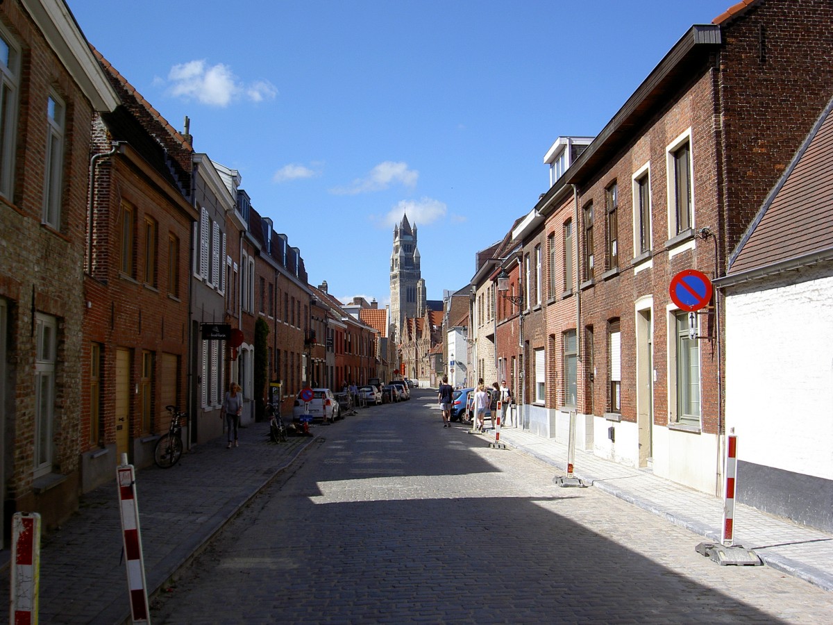 Brgge, Oostmeersstraat mit Turm der St. Salvator Kirche (01.07.2014)