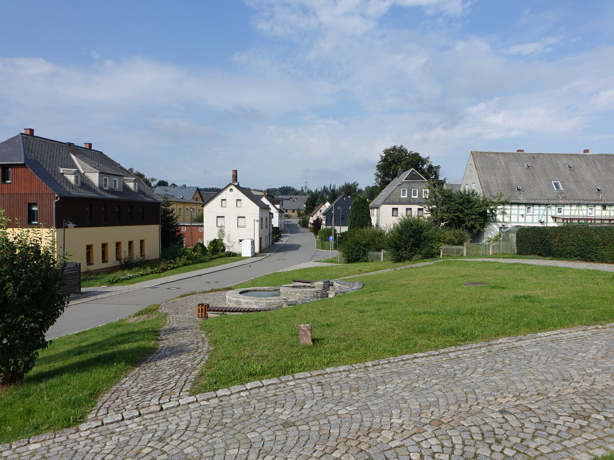 Brnlos, Brunnen und Huser an der Brnloser Hauptstrae (20.08.2023)