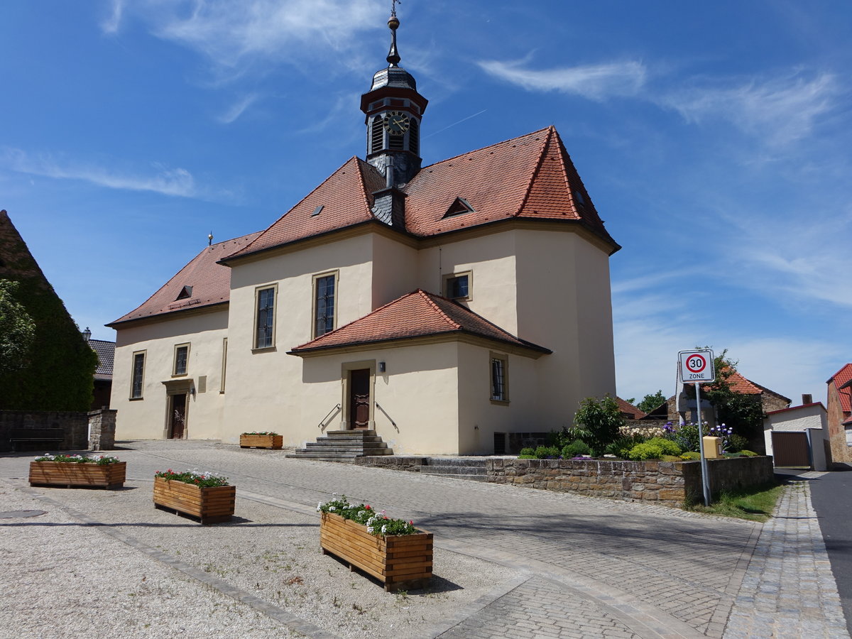 Brnnstadt, katholische Filialkirche St. Bonifatius am Kirchplatz, Chor erbaut um 1680, Langhaus erbaut von 1754 bis 1781 (28.05.2017)