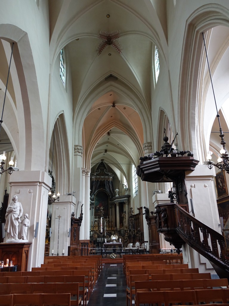 Brssel, Innenraum der St. Nikolaus Kirche (26.04.2015)