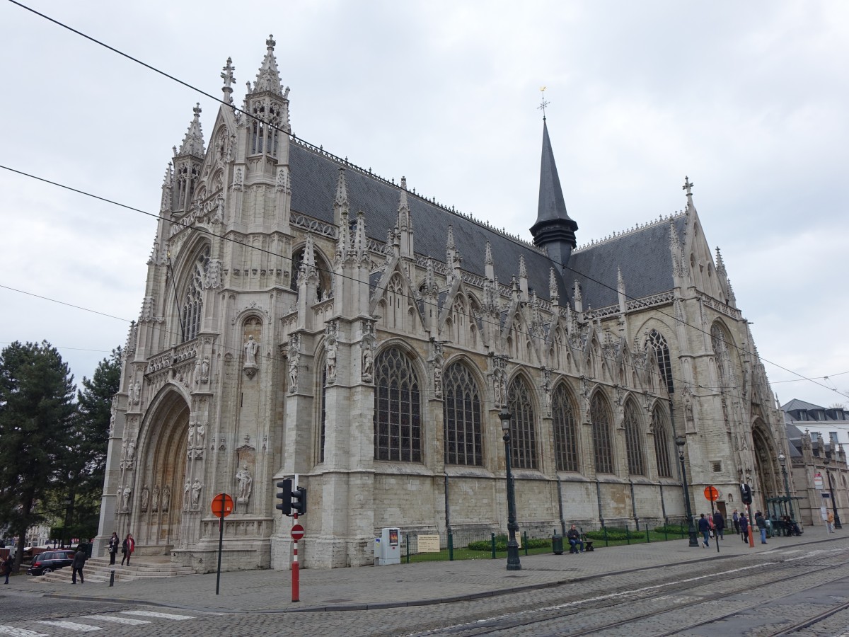 Brssel, Kirche Notre Dame du Sablon, Brabanter Gotik, erbaut von 1435 bis 1477 (26.04.2015)