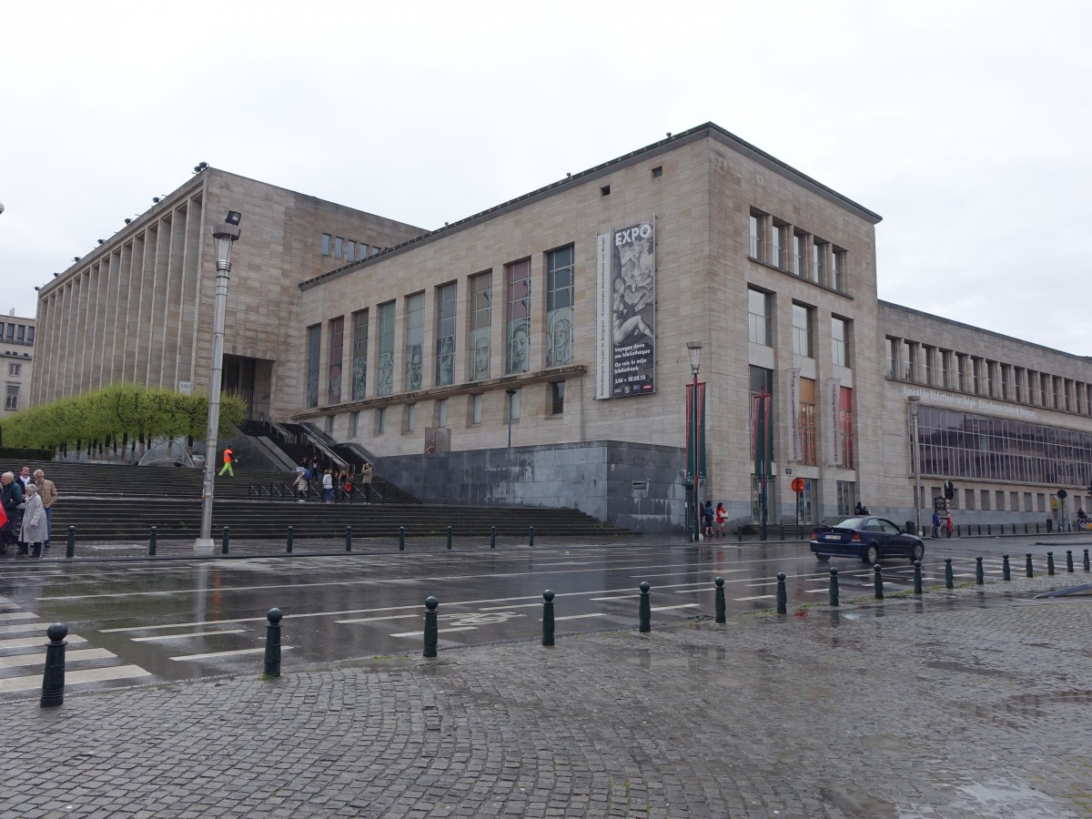 Brssel, Knigliche Bibliothek, erbaut von 1954 bis 1969 durch Maurice Houyoux und Roland Delers, Teil des Kunstberges (26.04.2015)