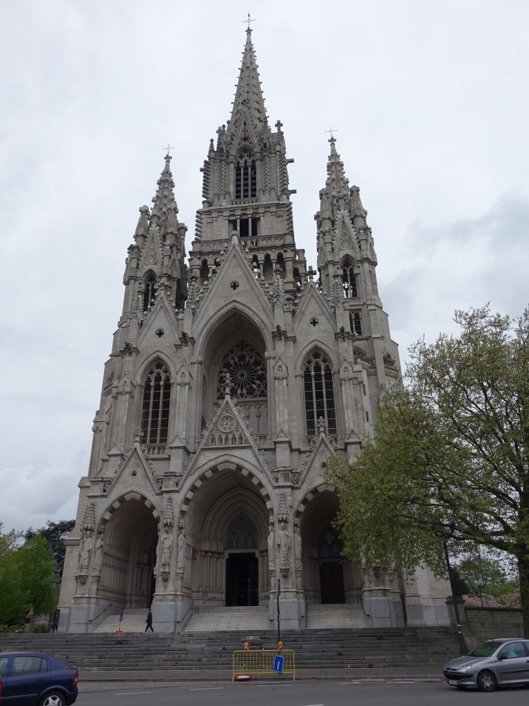 Brssel-Laeken, Liebfrauenkirche, erbaut von 1854 bis 1872 durch Knig Leopold I., 
Architekt Joseph Poelaert, Portal von Friedrich von Schmidt, 99 Meter hoher Kirchturm (26.04.2015)