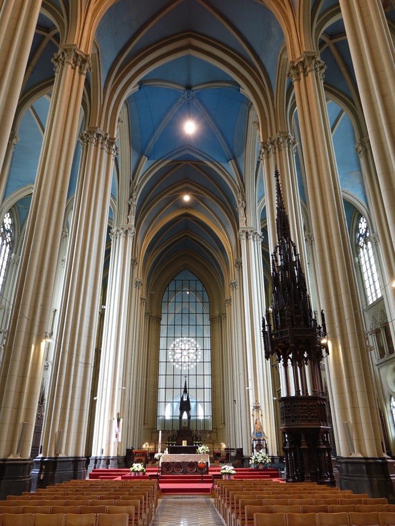 Brssel-Laeken, Mittelschiff der Liebfrauenkirche, Kanzel von 1878 (26.04.2015)
