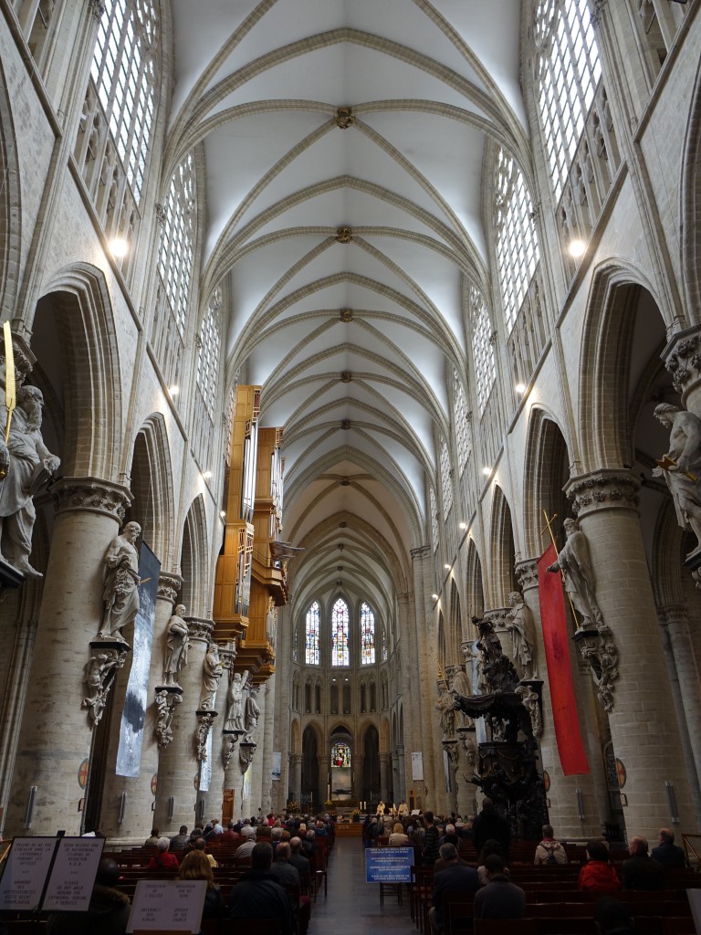 Brssel, Mittelschiff der Kathedrale St. Michael und St. Gudula (26.04.2015)
