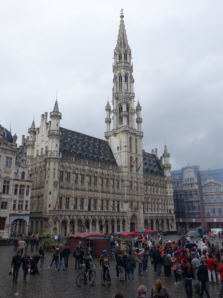 Brssel, Rathaus am Grand Place, erbaut von 1401 bis 1421 durch Jacob van Tienen, 96 Meter hoher Belfried von Jan van Ruysbroeek (26.04.2015)