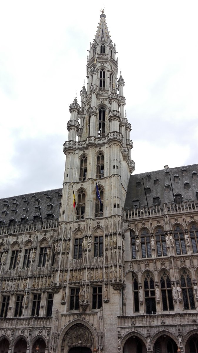 Brüssel. Rathaus mit Turm am Großen Platz (Grote Markt). Aufgenommen am 28.04.2018.
