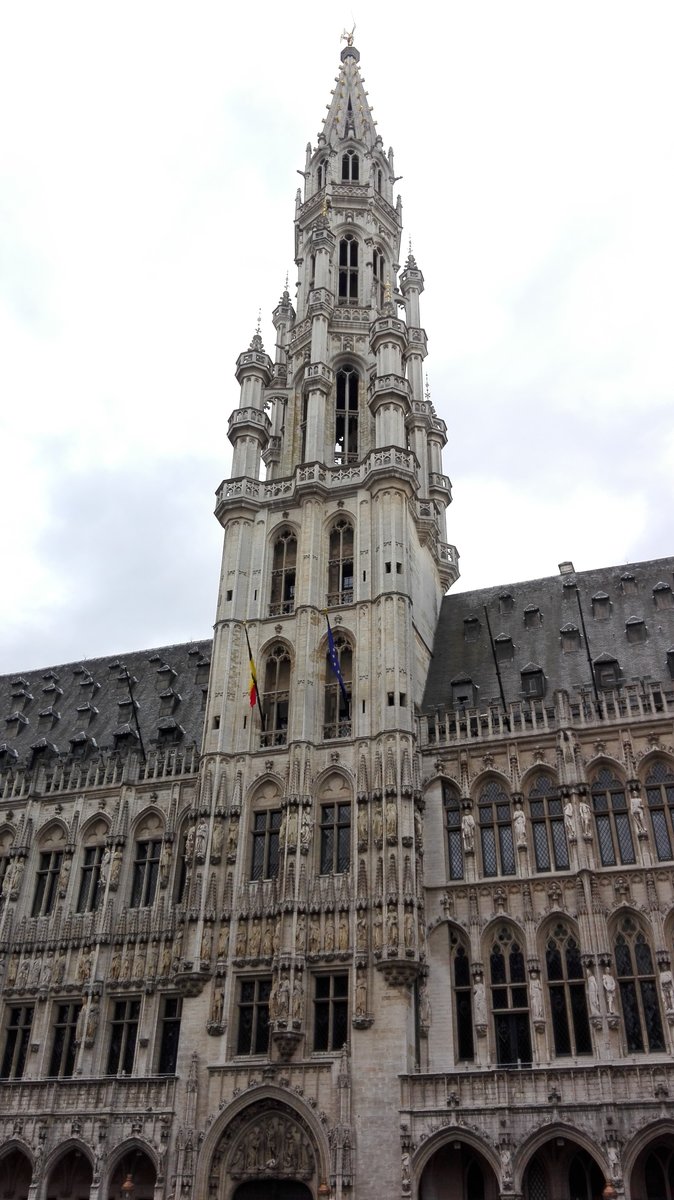 Brssel. Rathaus mit Turm am Groen Platz (Grote Markt). Aufgenommen am 28.04.2018.