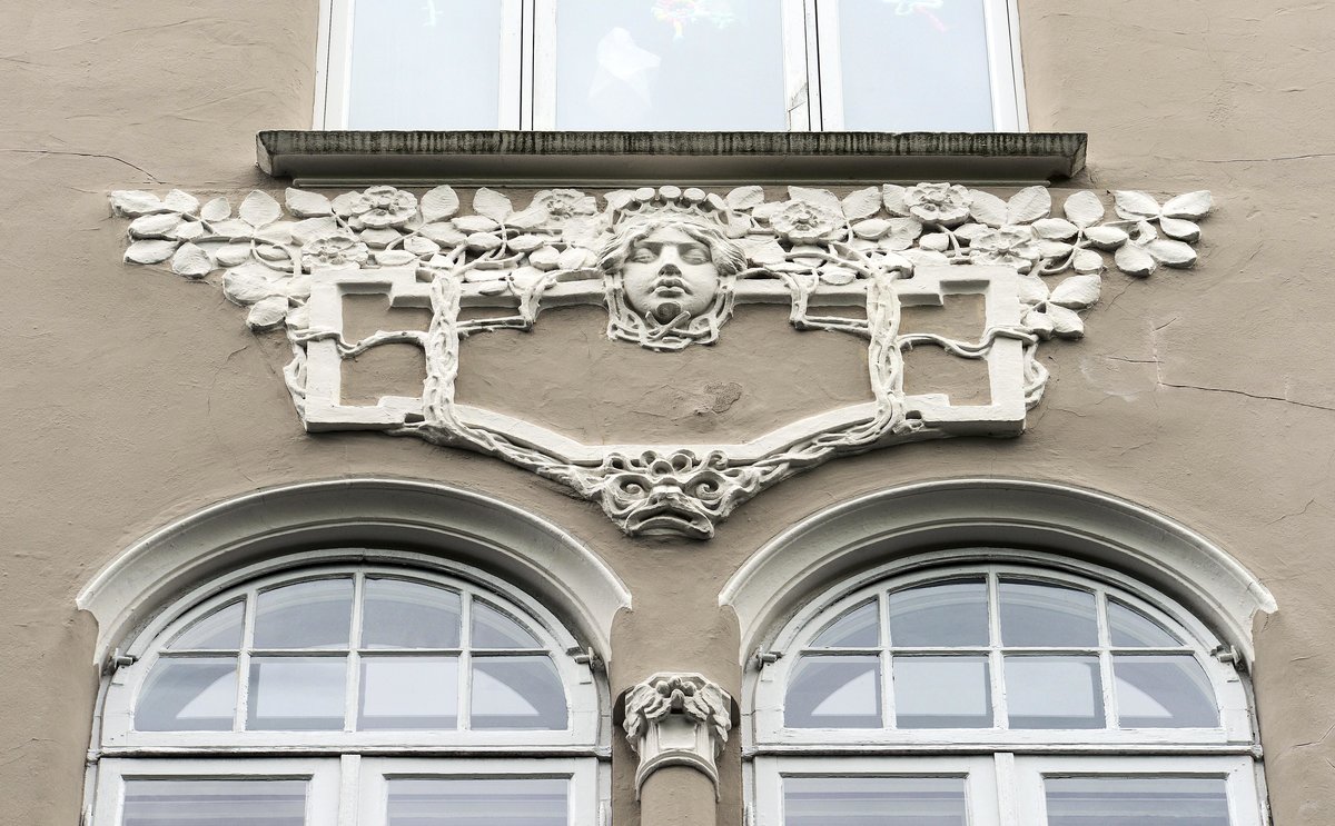 Brstungsrelief am dritten Obergeschoss am Burgfried 7 in Flensburg. Aufnahme: 2. Mai 2020.