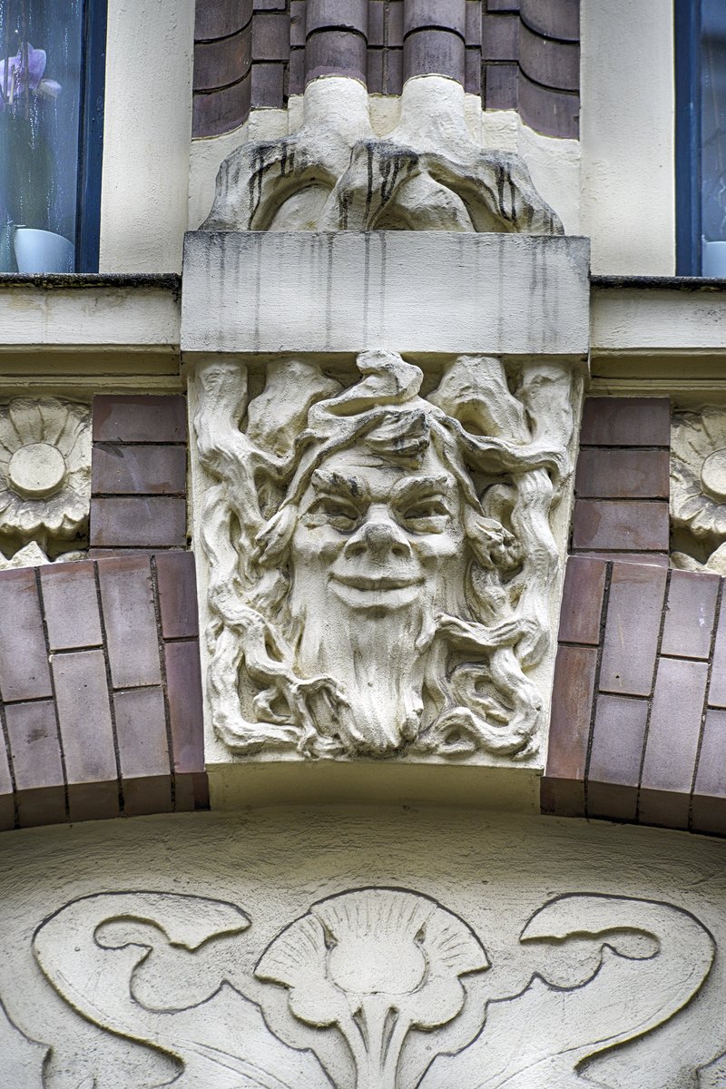 Brstungsrelief in Jugendstil - Nikolaistrae 10 in Flensburg. Aufnahme: 2. Mai 2020.