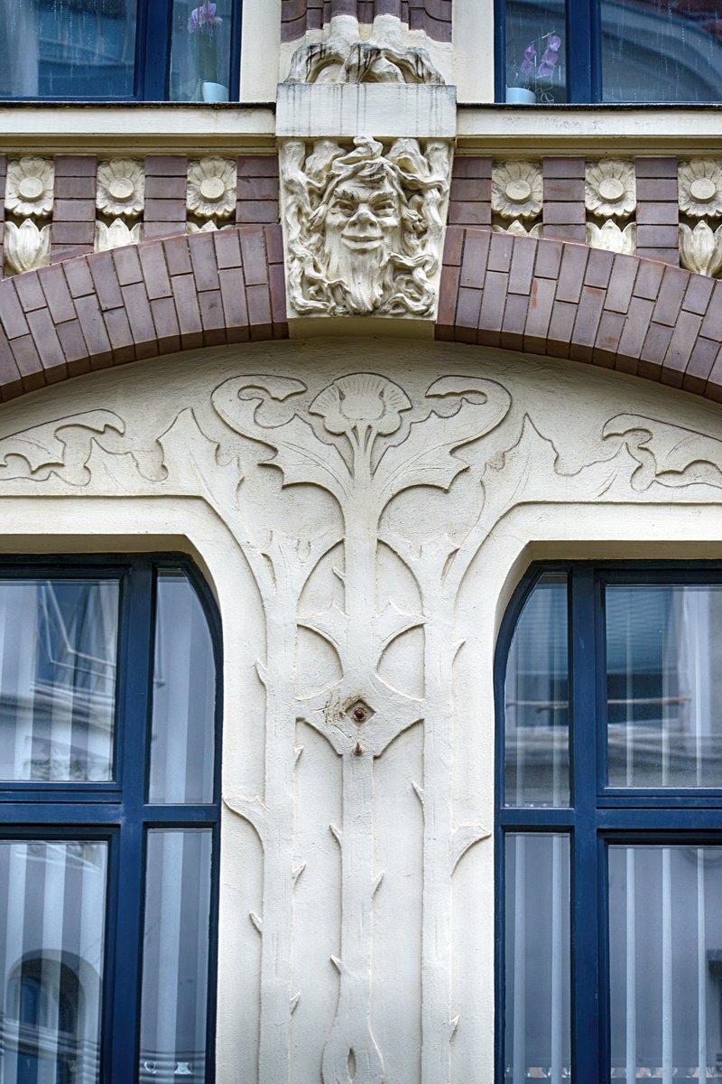 Brstungsrelief in Jugendstil - Nikolaistrae 10 in Flensburg. Aufnahme: 2. Mai 2020.