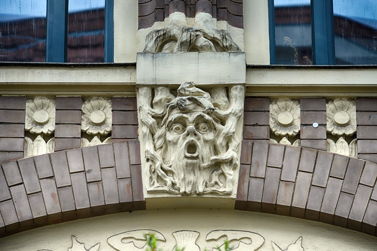 Brstungsrelief in Jugendstil - Nikolaistrae 10 in Flensburg. Aufnahme: 2. Mai 2020.