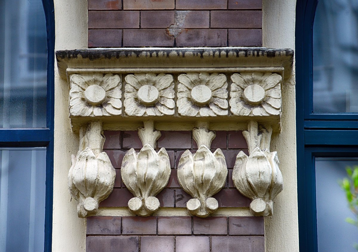 Brstungsrelief mit Tierdarstellung in Jugendstil - Nikolaistrae 10 in Flensburg. Aufnahme: 2. Mai 2020.