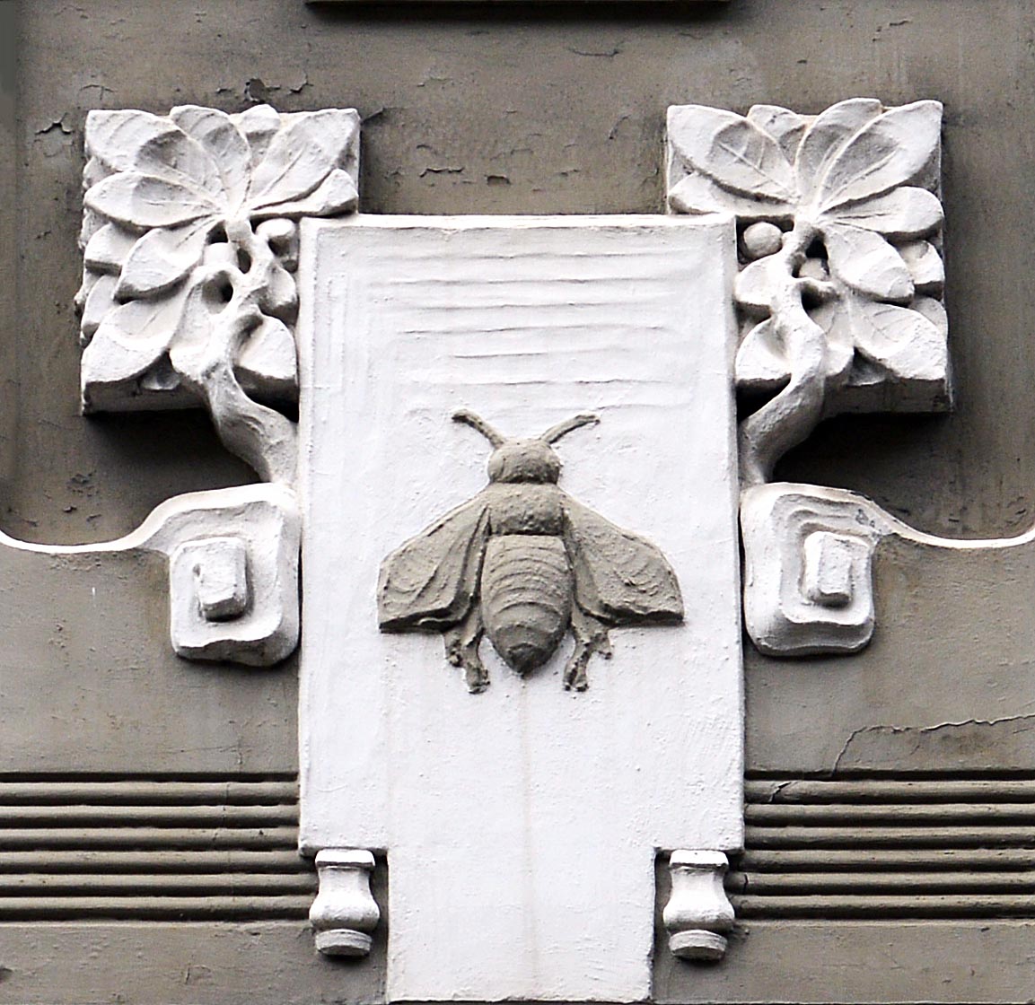 Brstungsrelief mit Tierdarstellung in Jugendstil - Nikolaistrae 7 in Flensburg. Aufnahme: 2. Mai 2020.