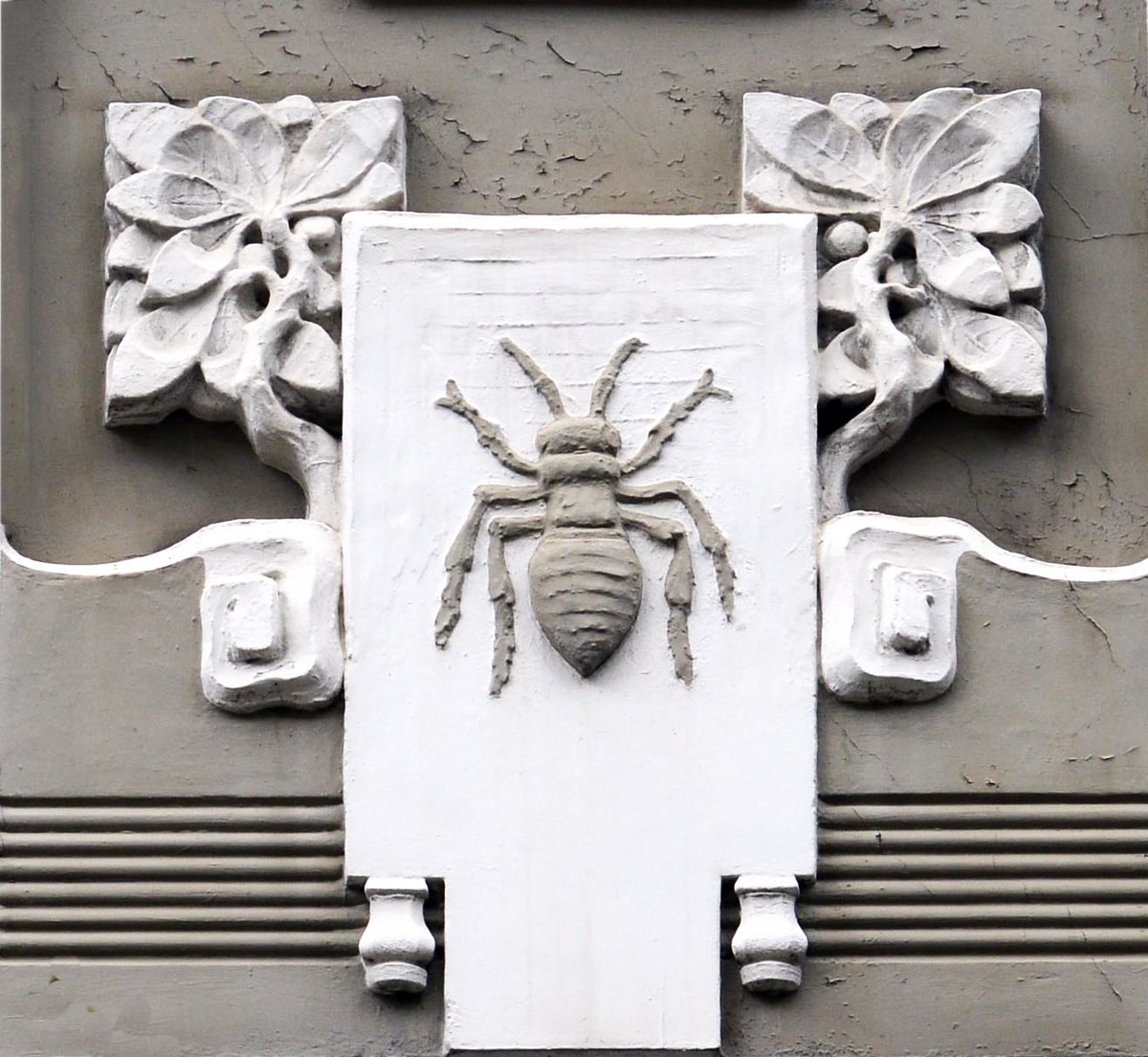 Brstungsrelief mit Tierdarstellung in Jugendstil - Nikolaistrae 7 in Flensburg. Aufnahme: 2. Mai 2020.