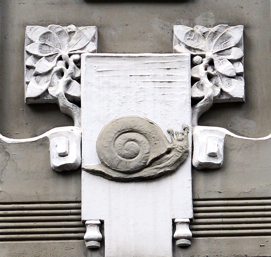 Brstungsrelief mit Tierdarstellung in Jugendstil - Nikolaistrae 7 in Flensburg. Aufnahme: 2. Mai 2020.