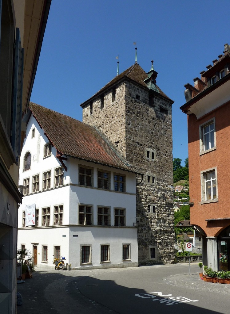 Brugg, der Schwarze Turm von 1238 ist das Wahrzeichen der Stadt, direkt angebaut das Rathaus von 1579, Mai 2011
