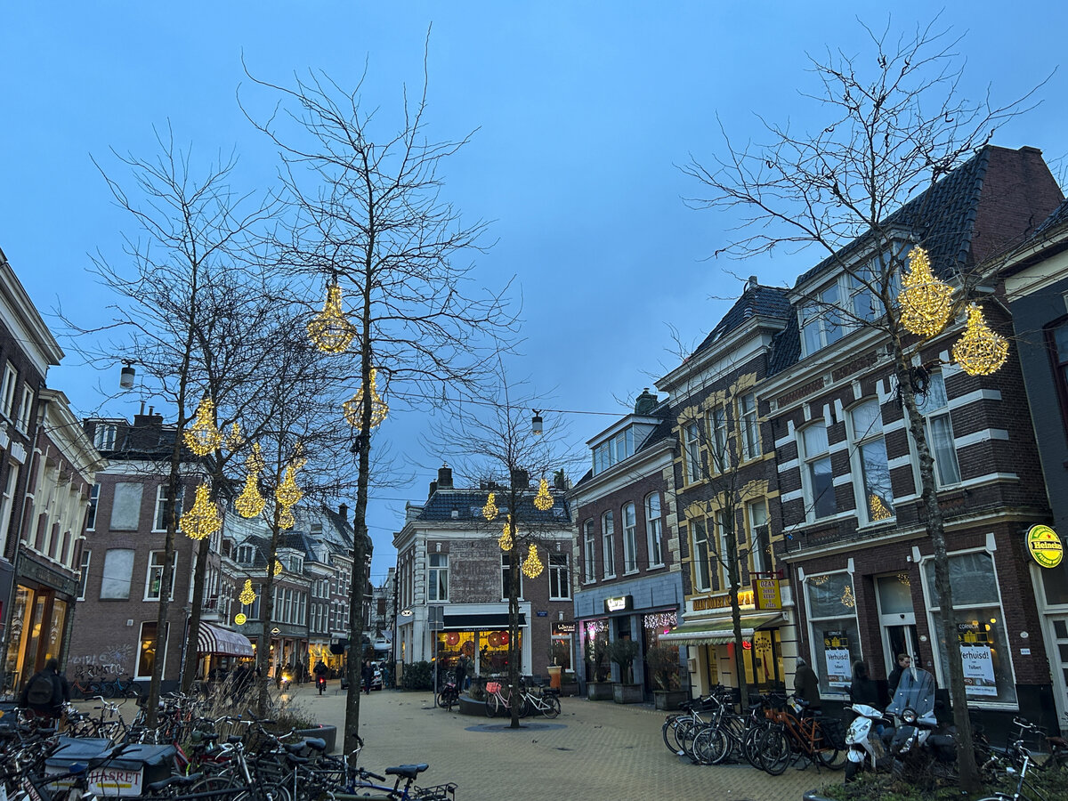 Brugstraat in der Innenstadt von Groningen. Aufnahme: 29. Dezember 2023.