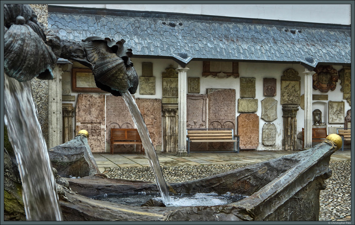 Brunnen und alte Grabplatten auf dem Domhof des Doms St. Stephan in Passau. (10.09.2017)