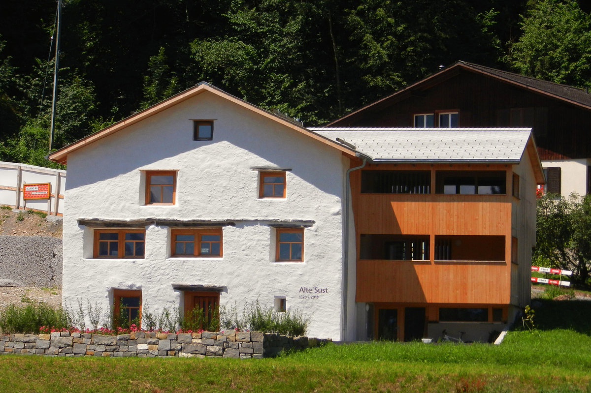 Brunnen, die Alte Sust entstand bereits im 15. Jahrhundert. 2010-2013 wurde der alte Bruchsteinbau aufwendig saniert und wieder aufgebaut. Faszinierend ist besonders die Fassadengestaltung mit den eigenwillig gesetzten Fenstern - 17.07.2014