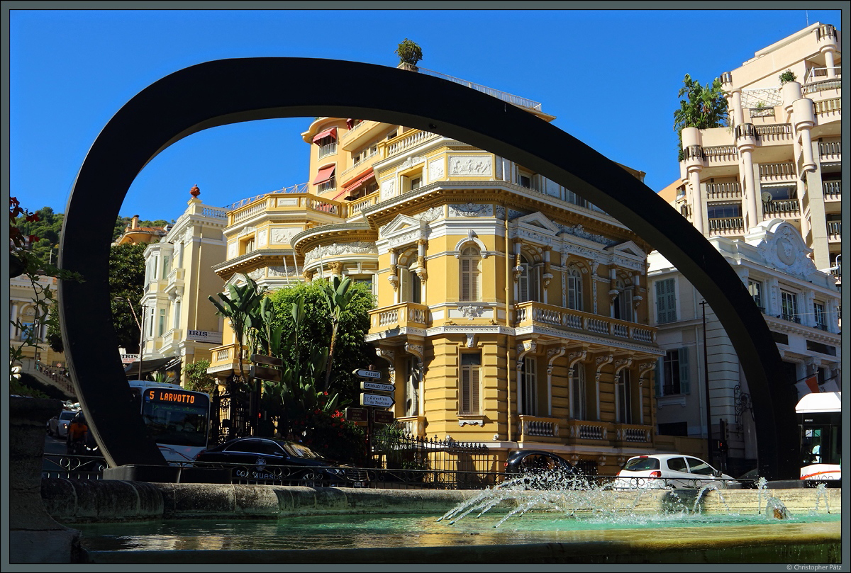 Brunnen am Boulevard de Moulins mit lteren Wohnhusern. (Monaco, 27.09.2018)