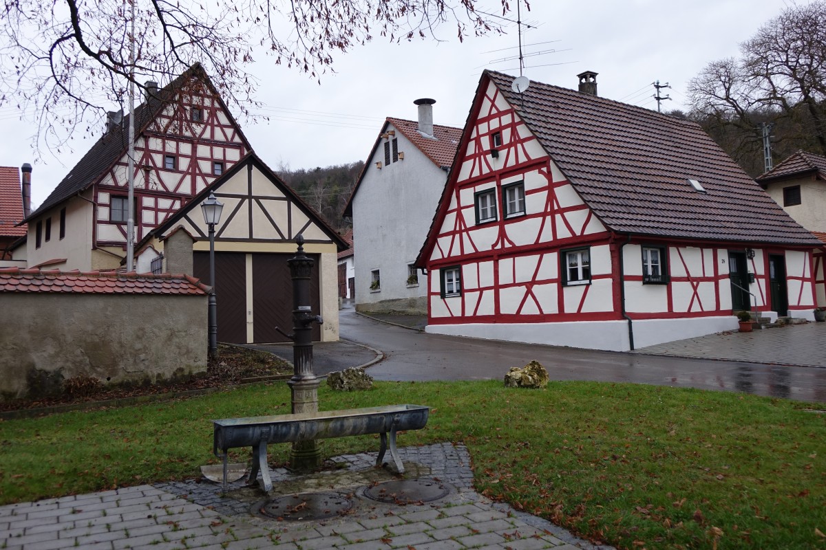 Brunnen am Kirchplatz von Granheim bei Ehingen (14.12.2014)