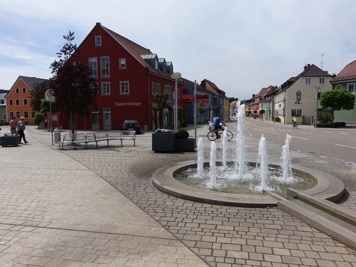 Brunnen am Marktplatz von Wernberg-Kblitz, Lkr. Schwandorf (20.05.2018)