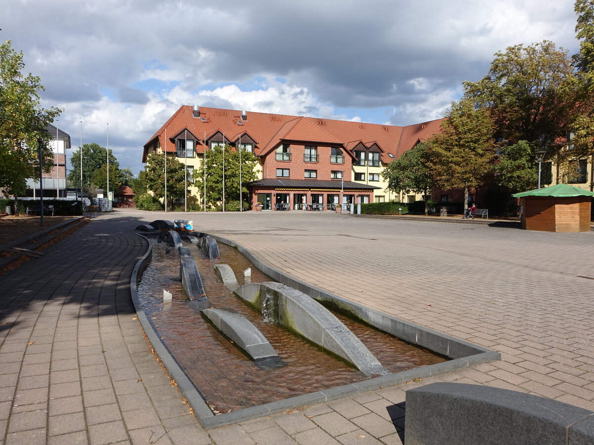 Brunnen und Geb�ude am Herzog Agnes Platz von Nienhagen (15.09.2025)
